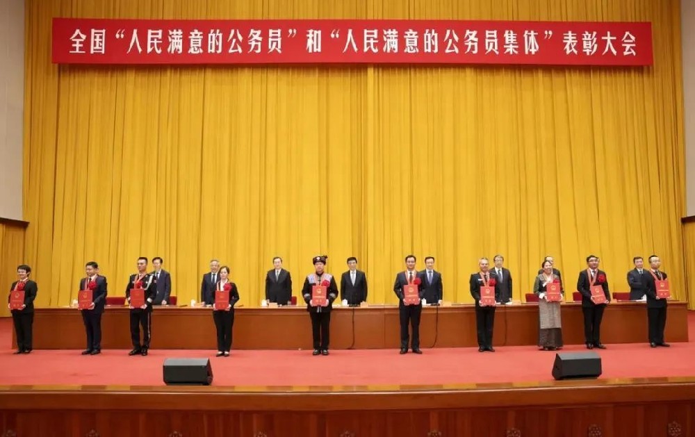 中譯英|人民滿意的公務(wù)員、跨海高鐵、電力裝備綠色低碳發(fā)展、網(wǎng)絡(luò)文明